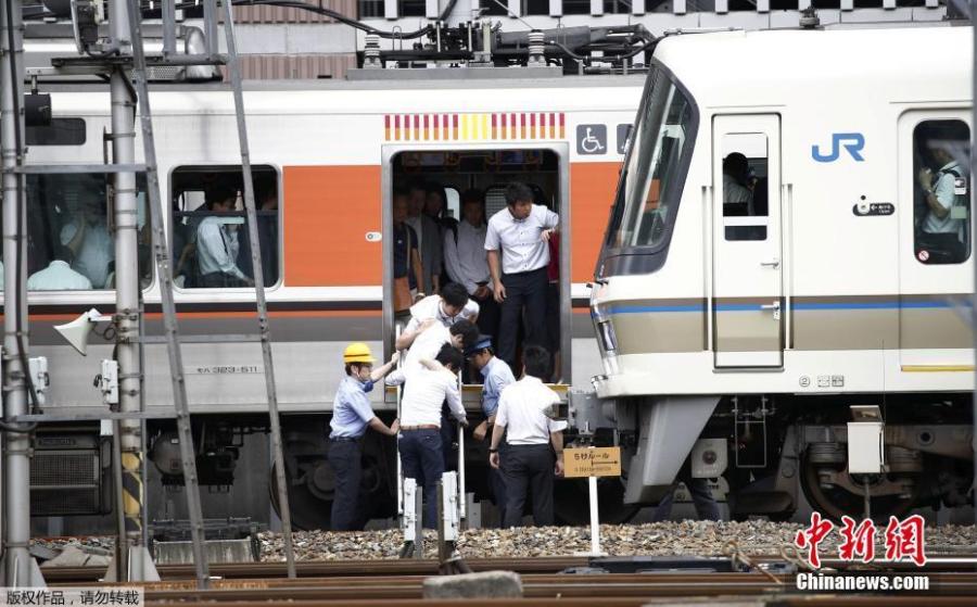 Passengers get off a train which its operation is suspended in Osaka, Osaka prefecture, western Japan June 18, 2018. (Photo/China News Service)
