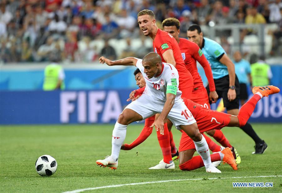 Wahbi Khazri（front）of Tunisia competes during a group G match between Tunisia and England at the 2018 FIFA World Cup in Volgograd, Russia, June 18, 2018. (Xinhua/Liu Dawei)