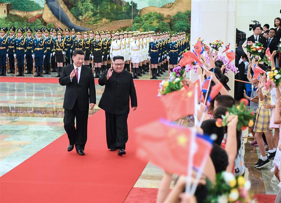 Xi Jinping(L), general secretary of the Central Committee of the Communist Party of China (CPC) and Chinese president, holds a welcoming ceremony for Kim Jong Un, chairman of the Workers\' Party of Korea and chairman of the State Affairs Commission of the Democratic People\'s Republic of Korea (DPRK), ahead of their talks at the Great Hall of the People in Beijing, capital of China, June 19, 2018. (Xinhua/Shen Hong)