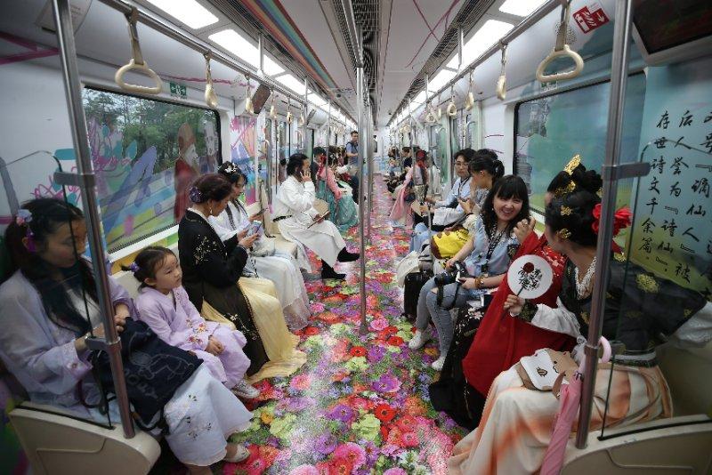 A subway train themed on Tang Dynasty (618-907) was launched in Xi\'an, Shaanxi Province, on June 18, 2018. (Photo/China Daily)