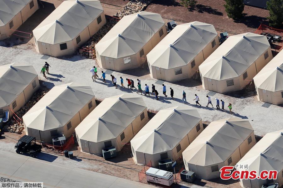White tents are visible at the Tornillo-Marcelino Serna Port of Entry, about a 30-minute drive southeast from El Paso. An initial 360 are expected immediately, with a capacity for hundreds more. By Saturday, dozens of unaccompanied minors were already inside the white tents, confirmed Texas state Democrat Rep. Mary González, whose district includes the Tornillo area. The shelter was last used in 2016 when a surge of Central Americans — migrant children and families — were housed here. (Photo/Agencies)