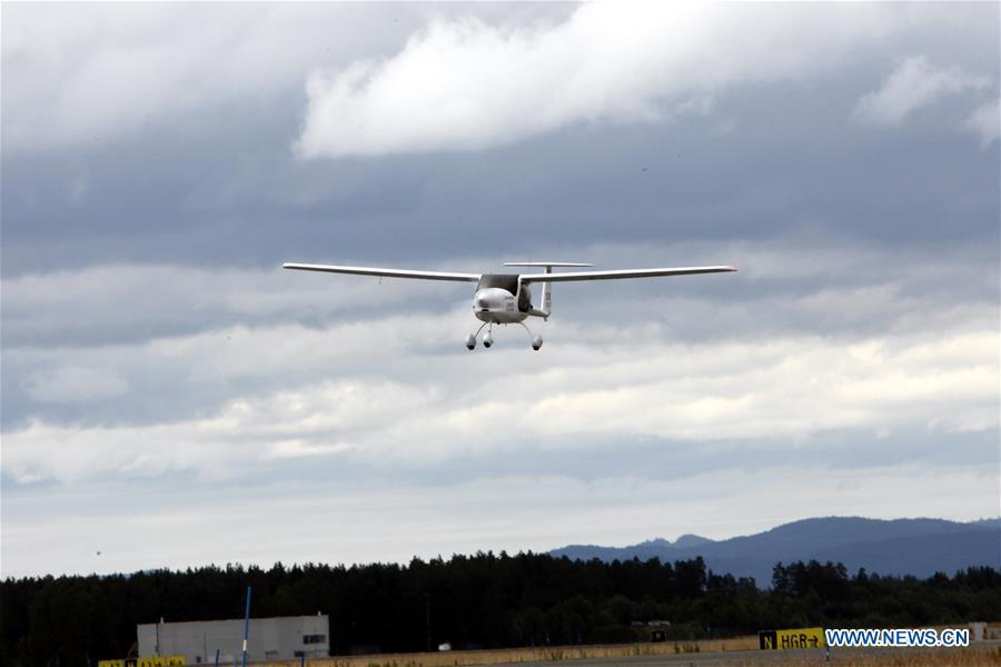 The two-seat electric aircraft, Alpha Electro G2, flies over the airport in Oslo, Norway, June 18, 2018. Norway\'s first electric aircraft took to the skies on Monday as the Nordic country that is known for electric cars vowed to electrify its aviation as well. (Xinhua/Liang Youchang)