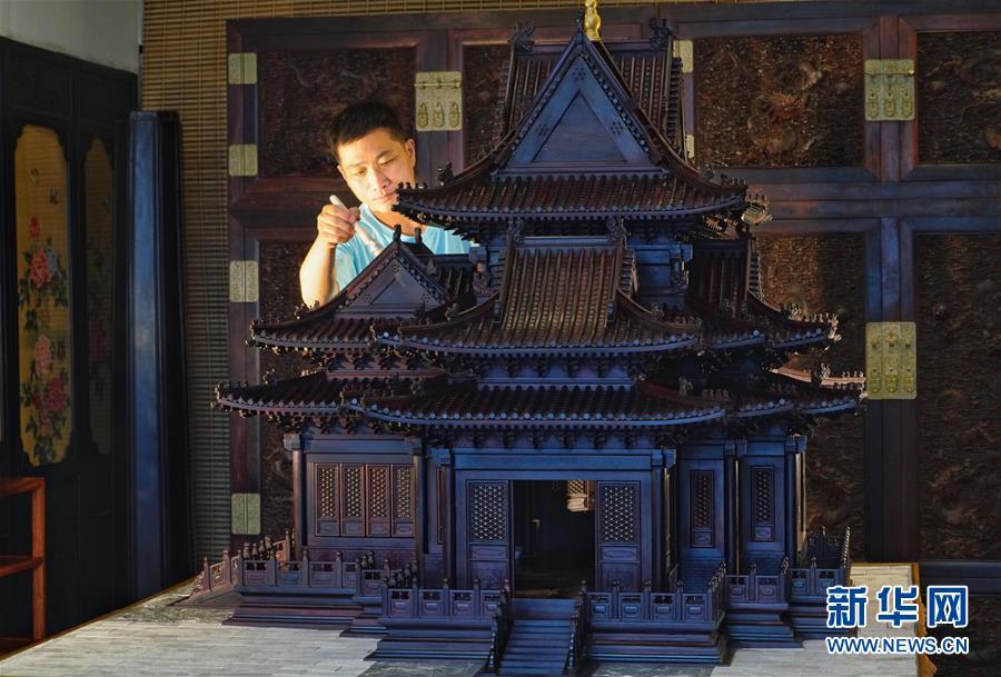 Without using nails or glue to put the model together which is made of tens of thousands of parts, it was formed using traditional joinery techniques.  (Photo/Xinhua)