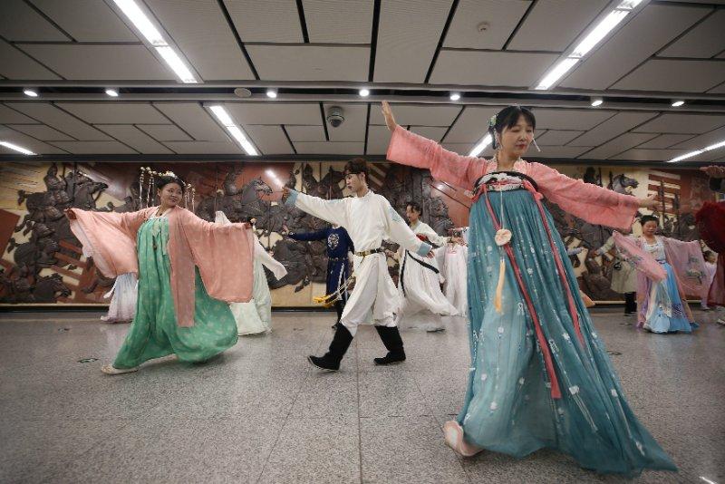 A subway train themed on Tang Dynasty (618-907) was launched in Xi\'an, Shaanxi Province, on June 18, 2018. (Photo/China Daily)