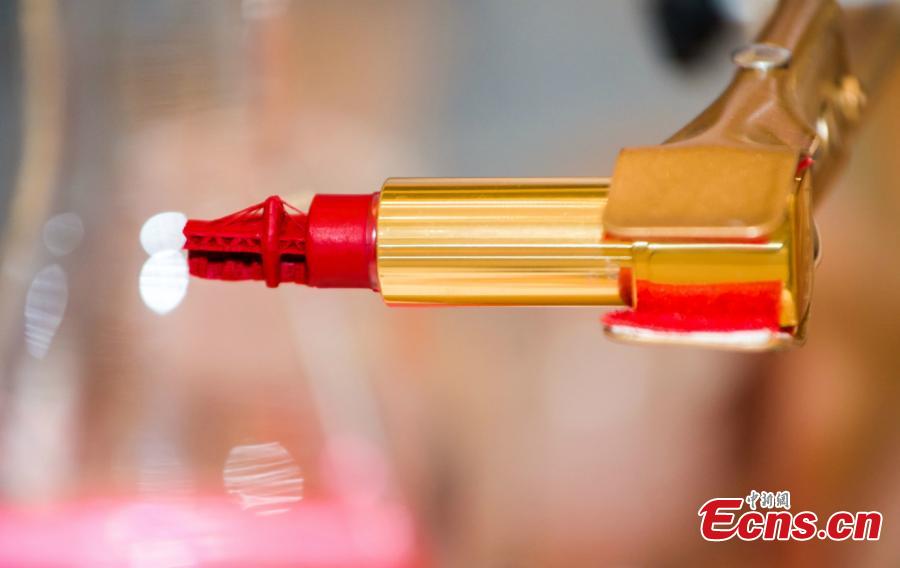 Makeup artist May Sum of Hong Kong displays a collection of her amazing sculptures made out of lipstick at an exhibition in Southwest China’s Chongqing Municipality, June 19, 2018. The artist said she wanted to explore the possibilities in art creation through meticulously hand-sculpted works. (Photo: China News Service/Zhong Xin)