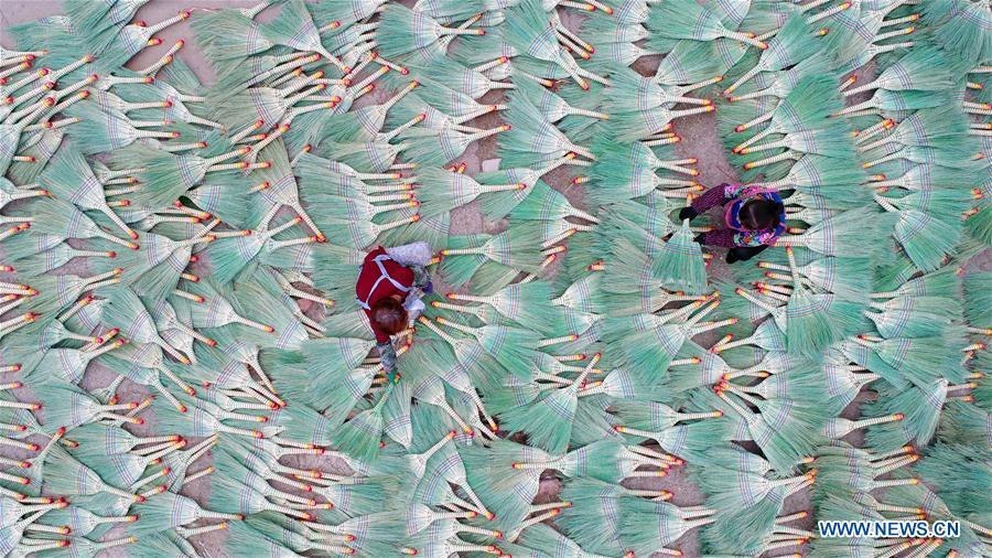 Aerial photo taken on June 19, 2018 shows staffs basking handmade brooms at a broom professional cooperative in Maozhuang Town of Laoting County, north China\'s Hebei Province. Maozhuang Town has a long history in handmade brooms. In recent years, the town has set up several professional cooperatives on broom to manage this specialty industry intensively. At present, brooms produced in the town have been sold to many foreign markets such as South Korea and Japan, with annual export earnings reaching over 20 million yuan (3.09 mln U.S. dollars). (Xinhua/Mu Yu)
