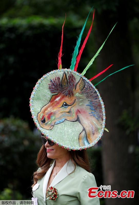 A racegoer is seen at Royal Ascot, Britain, June 19, 2018. Racegoers adorned their statement hats with feathers and flowers in one of Britain\'s most well-known racecourses. (Photo/Agencies)