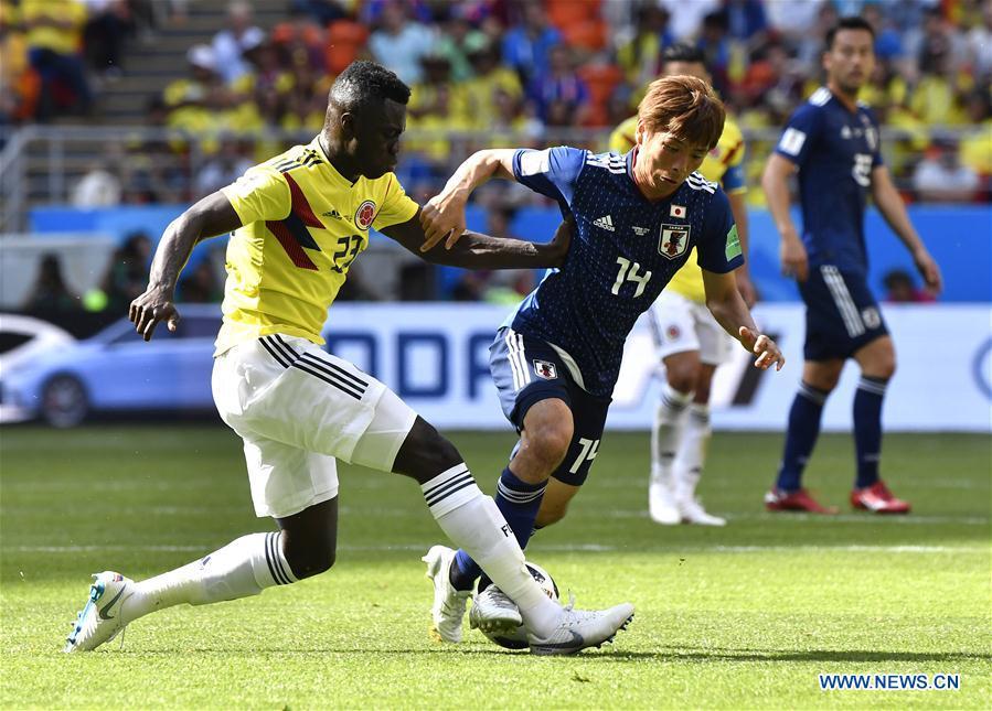 Takashi Inui (R front) of Japan vies with Davinson Sanchez of Colombia during a Group H match between Colombia and Japan at the 2018 FIFA World Cup in Saransk, Russia, June 19, 2018. (Xinhua/He Canling)