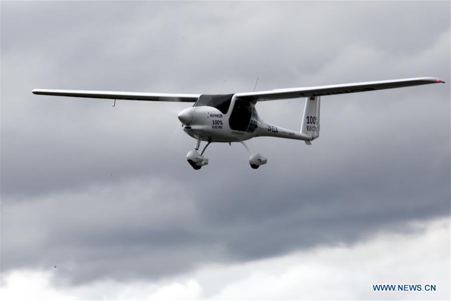 The two-seat electric aircraft, Alpha Electro G2, flies over the airport in Oslo, Norway, June 18, 2018. Norway\'s first electric aircraft took to the skies on Monday as the Nordic country that is known for electric cars vowed to electrify its aviation as well. (Xinhua/Liang Youchang)
