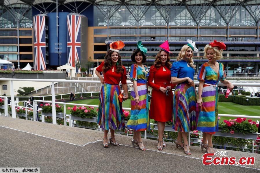 Racegoers pose for a photograph at Royal Ascot, Britain, June 19, 2018. Racegoers adorned their statement hats with feathers and flowers in one of Britain\'s most well-known racecourses. (Photo/Agencies)
