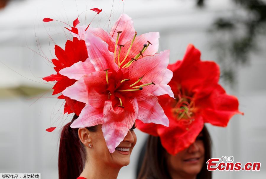 A racegoer is seen at Royal Ascot, Britain, June 19, 2018. Racegoers adorned their statement hats with feathers and flowers in one of Britain\'s most well-known racecourses. (Photo/Agencies)
