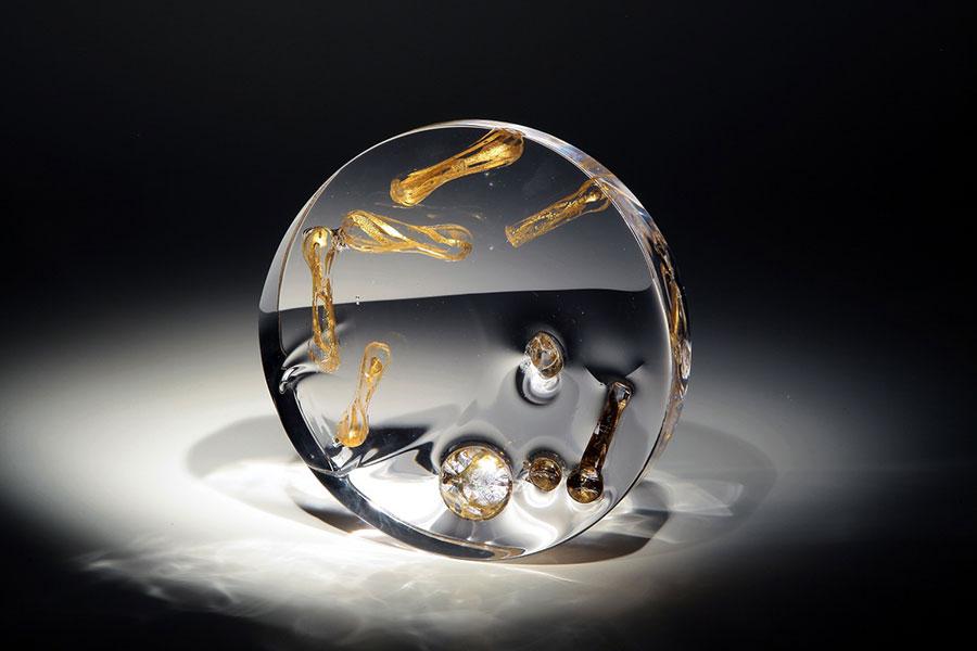 Exhibition Invisible Dialogshows artist Zhu Liyue\'s explorations to bring out the illusive beauty of glass and a magic play of light and shadow. (Photo provided to China Daily)