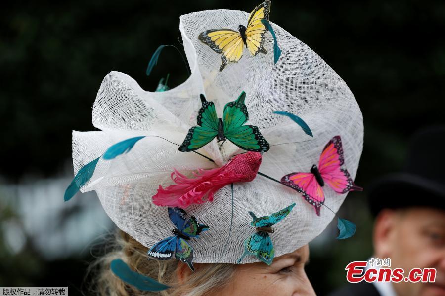 A racegoer is seen at Royal Ascot, Britain, June 19, 2018. Racegoers adorned their statement hats with feathers and flowers in one of Britain\'s most well-known racecourses. (Photo/Agencies)