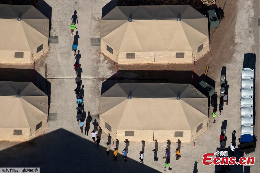White tents are visible at the Tornillo-Marcelino Serna Port of Entry, about a 30-minute drive southeast from El Paso. An initial 360 are expected immediately, with a capacity for hundreds more. By Saturday, dozens of unaccompanied minors were already inside the white tents, confirmed Texas state Democrat Rep. Mary González, whose district includes the Tornillo area. The shelter was last used in 2016 when a surge of Central Americans — migrant children and families — were housed here. (Photo/Agencies)