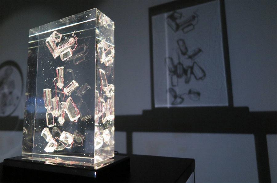Exhibition Invisible Dialogshows artist Zhu Liyue\'s explorations to bring out the illusive beauty of glass and a magic play of light and shadow. (Photo provided to China Daily)