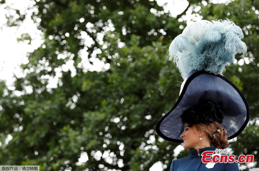 A racegoer is seen at Royal Ascot, Britain, June 19, 2018. Racegoers adorned their statement hats with feathers and flowers in one of Britain\'s most well-known racecourses. (Photo/Agencies)