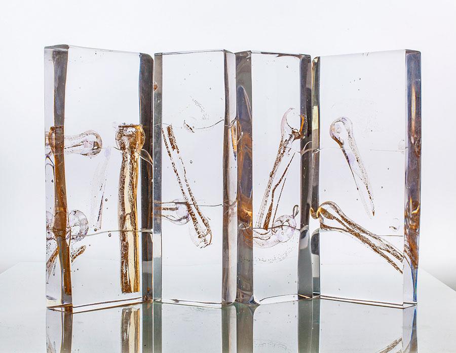 Exhibition Invisible Dialogshows artist Zhu Liyue\'s explorations to bring out the illusive beauty of glass and a magic play of light and shadow. (Photo provided to China Daily)