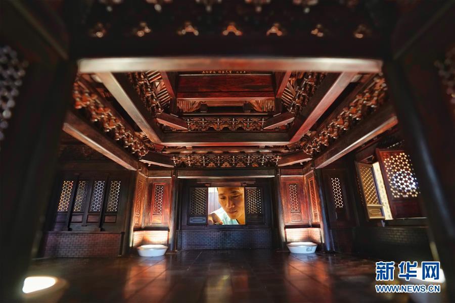 The model is 1/16 the size of the original turret. It took the team of craftsmen more than one year to complete.  (Photo/Xinhua)