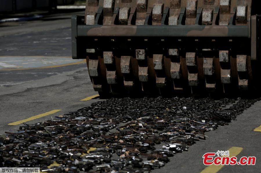 Guns seized from criminals by armed forces are destroyed in Rio de Janeiro, Brazil, June 20, 2018. The Brazilian army invited the media Wednesday to observe the destruction of 8,549 firearms seized from criminals, handed in voluntarily, or retired from police arsenals. (Photo/Agencies)