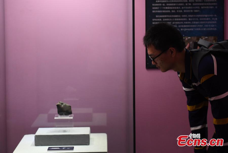 A meteorite, formed approximately 4.5 billion years ago, is on display in Hangzhou City, Zhejiang Province. The meteorite was found in Southwest China’s Yunnan Province on June 1 and weighs 672 grams. (Photo: China News Service/Wang Gang)