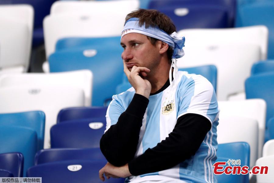 An Argentina fan looks dejected after the match between Argentina and Croatia in Nizhny Novgorod Stadium, Nizhny Novgorod, Russia, June 21, 2018. Croatia stunned Argentina 3-0 to advance to the group stage of the World Cup. (Photo/Agencies)