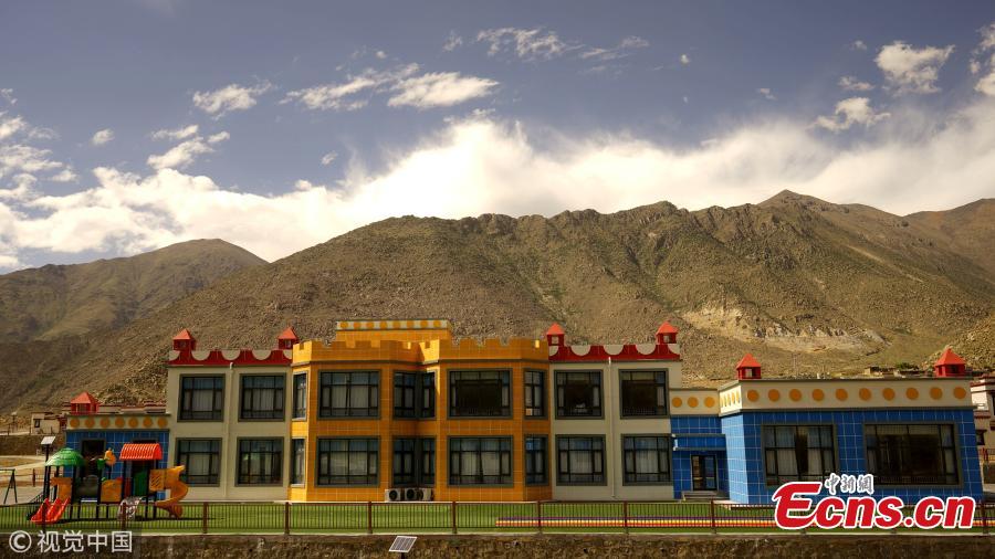 Children play in a community built for relocated residents in Doilungdeqen District, Lhasa City, Southwest China’s Tibet Autonomous Region, June 20, 2018. Residents who once lived in Rongma Township of Nyima County, which averages 5,000 meters above sea level and faces difficulties in poverty alleviation, have been relocated to new homes at an altitude of 3,800 meters. The ecological relocation stretching more than 1,000 kilometers can also help conserve wild animals on the Northern Tibet Plateau. (Photo/VCG)