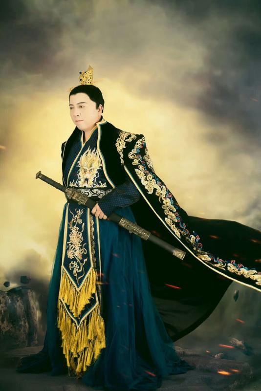An embroidery piece by artist Duan Pengjiang. (Photo provided to China Daily)
As one of China\'s intangible cultural heritages, an embroidery piece made by Duan Pengjiang was selected for the Top Hundred Chinese Artists stamp series, published in countries like the U.S., France and Holland.
Jackie Chan, He Jiaying, Tang Guoqiang, Jiang Kun and Chen Peiqiu were also involved.
Along with the World Stamp series published globally, more and more foreigners and art lovers have learned about this intelligent intangible cultural heritage inheritor.
Duan, from Chuxiong in Yunnan Province, said: \