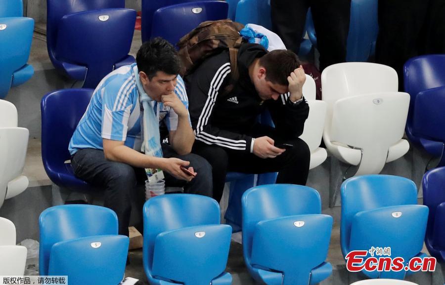 Argentina fans look dejected after the match between Argentina and Croatia in Nizhny Novgorod Stadium, Nizhny Novgorod, Russia, June 21, 2018. Croatia stunned Argentina 3-0 to advance to the group stage of the World Cup. (Photo/Agencies)