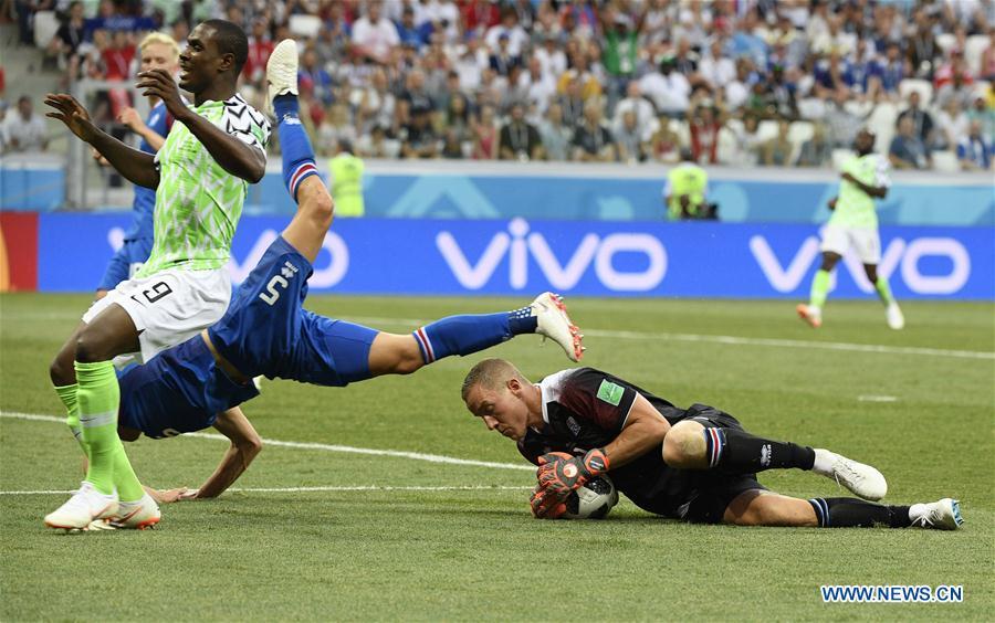 Iceland\'s goalkeeper Hannes Halldorsson (R bottom) defends during the 2018 FIFA World Cup Group D match between Nigeria and Iceland in Volgograd, Russia, June 22, 2018. Nigeria won 2-0. (Xinhua/Lui Siu Wai)
