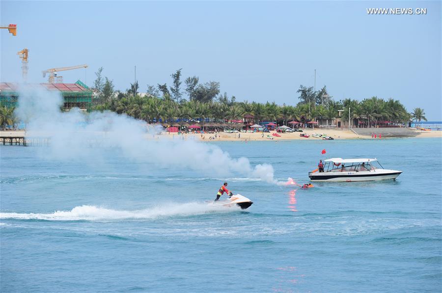 Rescuers participate in an emergency drill on securing marine transportation in Sanya, south China\'s Hainan Province, June 22, 2018. (Xinhua/Sha Xiaofeng)
