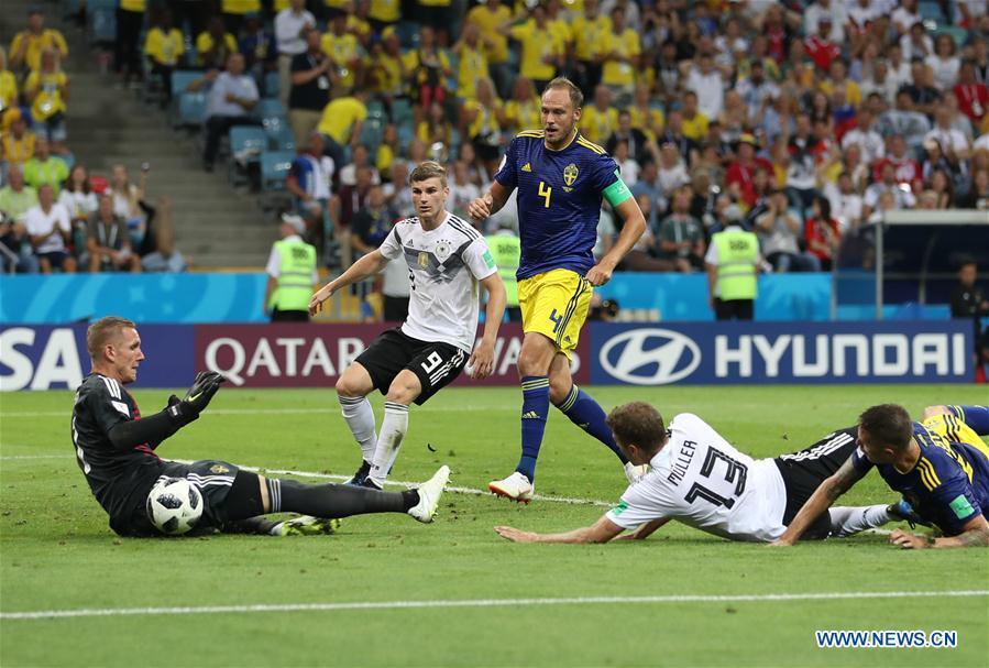 Sweden\'s goalkeeper Robin Olsen (1st L) defends during the 2018 FIFA World Cup Group F match between Germany and Sweden in Sochi, Russia, June 23, 2018. (Xinhua/Lu Jinbo)