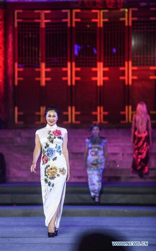 Models show cheongsam, traditional Chinese women\'s dress also known as Qipao, during the 1st international qipao model competition in Xinbin Manchu Autonomous County in Fushun City, northeast China\'s Liaoning Province, June 23, 2018. (Xinhua/Pan Yulong)