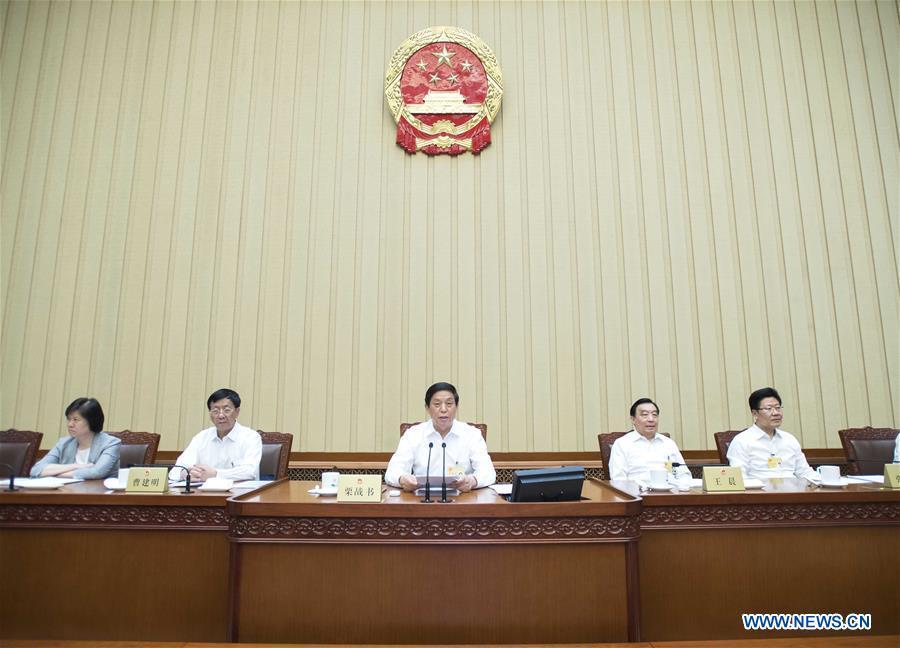 Li Zhanshu (C), chairman of the National People\'s Congress (NPC) Standing Committee, presides over the closing meeting of a bimonthly session of the 13th NPC Standing Committee at the Great Hall of the People in Beijing, capital of China, June 22, 2018. (Xinhua/Li Tao)
BEIJING, June 22 (Xinhua) -- The Standing Committee of the National People\'s Congress (NPC) closed its four-day bimonthly session Friday, adopting legal decisions and a report on the government\'s final accounts for 2017.
Presiding over the closing meeting, Li Zhanshu, chairman of the NPC Standing Committee, called for efforts on institutional reform, solid waste pollution, and forming a statistical system for high-quality development.
He stressed the importance of publicity and research on people\'s congress while advancing modern legislative work.
At the closing meeting, lawmakers adopted a decision on the duties of the NPC Constitution and Law Committee.
Besides continuing duties including reviewing draft laws, the committee will perform new duties such as the implementation and interpretation of the Constitution, constitutional examination, strengthening supervision, and coordinating with Constitution publicity, according to the decision.
Another decision on maritime rights protection and law enforcement by the China Coast Guard was also approved.
A draft amendment to the Individual Income Tax Law, which was given a first reading at the session, raises the minimum threshold for personal income tax from 3,500 yuan (about 544 U.S. dollars) per month to 5,000 yuan.
The amendment adds special expense deductions for items like children\'s education, continuing education, treatment for serious diseases, as well as housing loan interest and rent.
In addition, the draft e-commerce law was submitted to the top legislature for a third reading, further regulating online market order and protecting consumer rights.
During the session, lawmakers deliberated reports on deputy qualifications, official appointments and dismissals, national sci-tech projects and solid waste disposal.
On Friday, top legislator Li Zhanshu granted appointment certificates to members of the Hong Kong basic law committee and presided over a chairpersons\' meeting of the NPC Standing Committee.
After the session was concluded, an oath-taking ceremony was held for newly-appointed officials to pledge their allegiance to the Constitution.
The 13th NPC currently has 2,981 deputies.