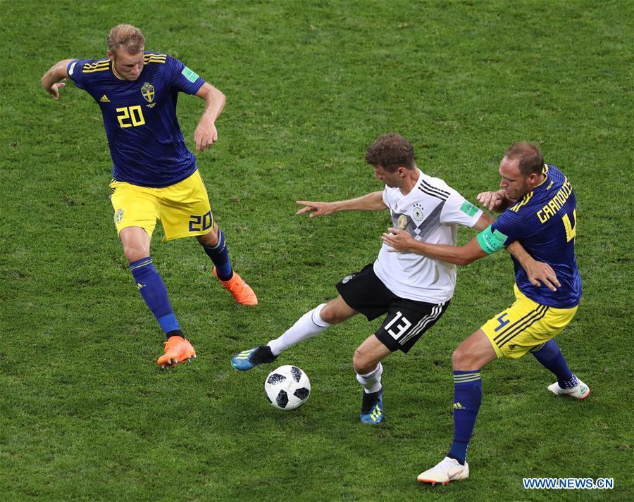 Thomas Mueller (C) of Germany vies with Andreas Granqvist (R) and Ola Toivonen of Sweden during the 2018 FIFA World Cup Group F match between Germany and Sweden in Sochi, Russia, June 23, 2018. (Xinhua/Ye Pingfan)
SOCHI, June 23 (Xinhua) -- Toni Kroos scored a winner in stoppage time from outside the penalty area to help the 10-man Germany rally past Sweden 2-1 on Saturday to stay alive at the World Cup.
Marco Reus scored in the 48th minute to pull Germany even after Ola Toivonen\'s goal in the first half put the Swedes in front.
Germany finished with 10-men after defender Jerome Boateng was sent off following a second yellow card with 10 minutes remaining.
Mexico now have six points in Group F after notching up a second consecutive victory with a 2-1 win against South Korea earlier Saturday. Germany and Sweden both have three entering their final matches.
In the last round of the Group F, Germany will take on South Korea who suffered two losses in a row while group leaders Mexico will play against Sweden.