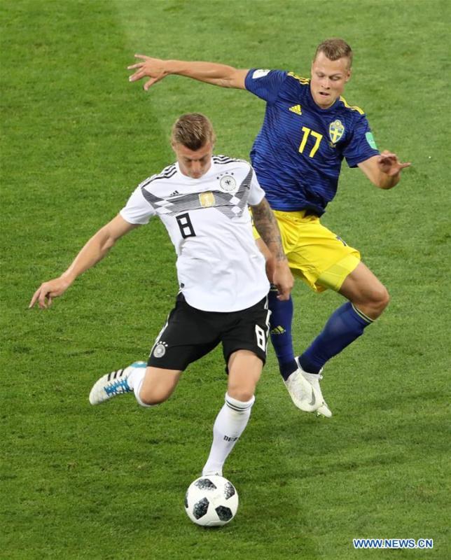 Toni Kroos (L) of Germany vies with Viktor Claesson of Sweden during the 2018 FIFA World Cup Group F match between Germany and Sweden in Sochi, Russia, June 23, 2018. (Xinhua/Ye Pingfan)