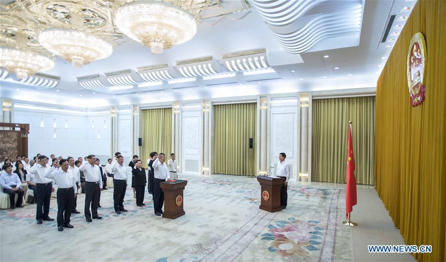 Cao Jianming (1st R), vice chairman of the National People\'s Congress (NPC) Standing Committee, presides over an oath-taking ceremony for newly appointed officials to pledge their allegiance to the Constitution after the conclusion of a bimonthly session of the 13th NPC Standing Committee at the Great Hall of the People in Beijing, capital of China, June 22, 2018. (Xinhua/Li Tao)