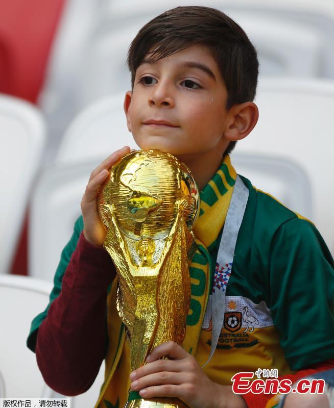 An Australian supporter waits before the World Cup match between Australia and France on June 16, 2018. (Photo/Agencies)