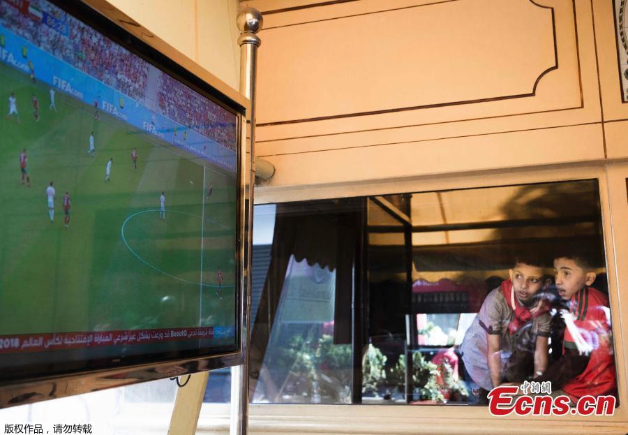 Two boys watch the live broadcast of a World Cup match between Morocco and Iran in Rabat, Morocco, June 15, 2018. (Photo/Agencies)