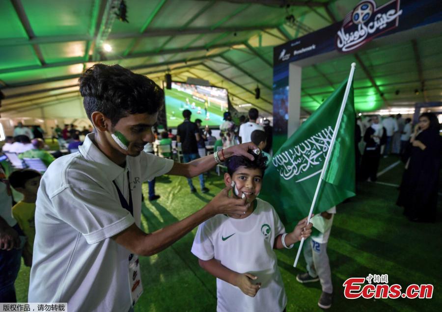 A fan has his face painted before the World Cup match between Saudi Arabia and Russia, in Jeddah, Saudi Arabia, June 14, 2018. (Photo/Agencies)