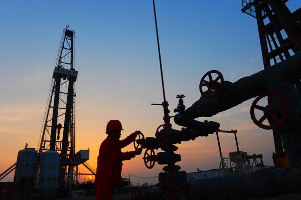 Tangshan
A CNPC employee switches on an oil transportation valve at a facility in Tangshan, North China\'s Hebei Province. (Photo/China Daily)