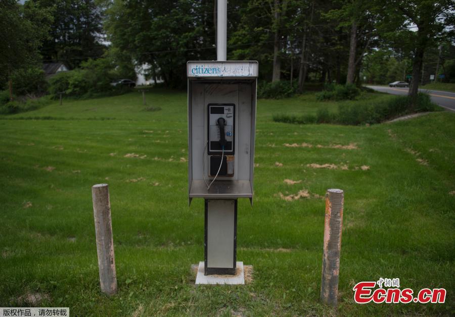 A pay phone is seen near the side of the road in Green Bank, West Virginia on May 28, 2018. Green Bank is part of the US Radio Quiet Zone, where wireless telecommunications signals are banned to prevent transmissions interfering with a number of radio telescopes in the area. The largest steerable telescope in the world, the Green Bank Telescope, enables scientists to listen to low-level signals from different places in the universe. (Photo/Agencies)