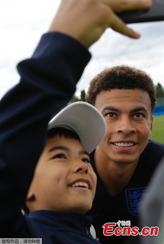 A fan poses for a photo with England\'s Dele Alli during training in Saint Petersburg, Russia. (Photo/Agencies)