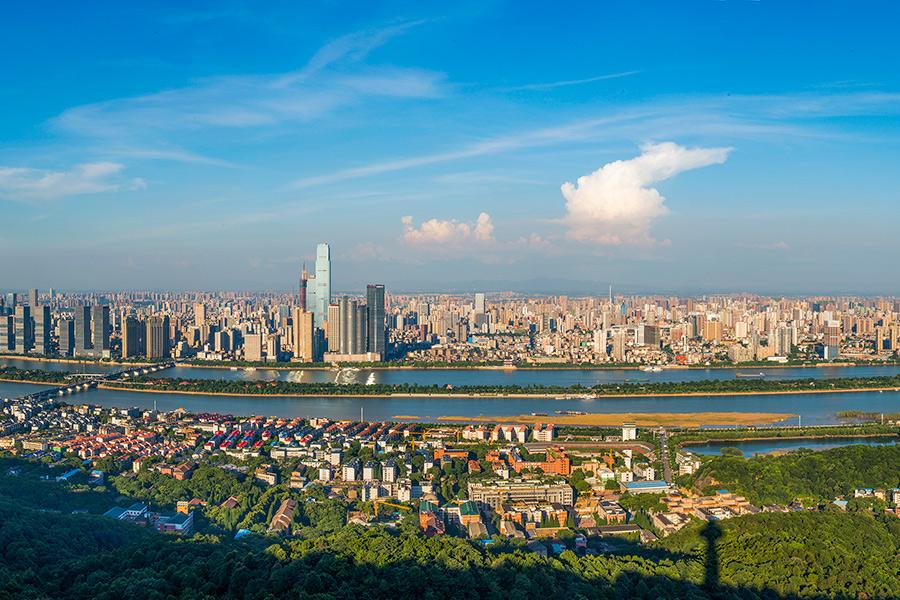Changsha
With its profound history and culture that spans more than 3,000 years, Changsha in Central China\'s Hunan Province is recognized worldwide for its efforts in cultural creativity, innovation and the media arts. (Photo provided to China Daily)
Since A. T. Kearney began tracking the performance of the world\'s top cities a decade ago, China\'s urban centers have rapidly become more competitive on a global scale, the consulting firm said in its eighth edition of the Global Cities Report released in late May.
Hong Kong and Beijing rank fifth and ninth respectively in the 2018 Global Cities Index, which takes into account factors such as business activity, human capital, information exchange, political engagement and cultural experiences.
The number of Chinese cities included in the Global Cities Index has spiked from 7 in 2008 to 27 this year, while the Global Cities Outlook, which values personal well-being, economics, innovation and governance and measures a city\'s potential, has also increased its valuation of Chinese cities, growing from 21 in 2015 to 27 in 2018.
This evolution of China\'s cities reflects intentional efforts by national, regional, and local entities to improve the country\'s competitiveness, according to the report. Their initiatives have focused on business, governmental and cultural activities, providing improvements that boost quality of life for residents, increase ease of doing business and attract more investment and attention from global companies.
Let’s take a look at the six Chinese newcomers to the 2018 list.