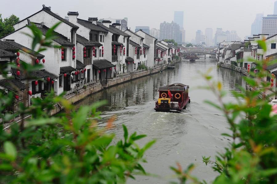 Wuxi
A boat sails on the Wuxi section of China\'s Grand Canal, in Wuxi, East China\'s Jiangsu Province, June 22, 2014. (Photo/Xinhua)