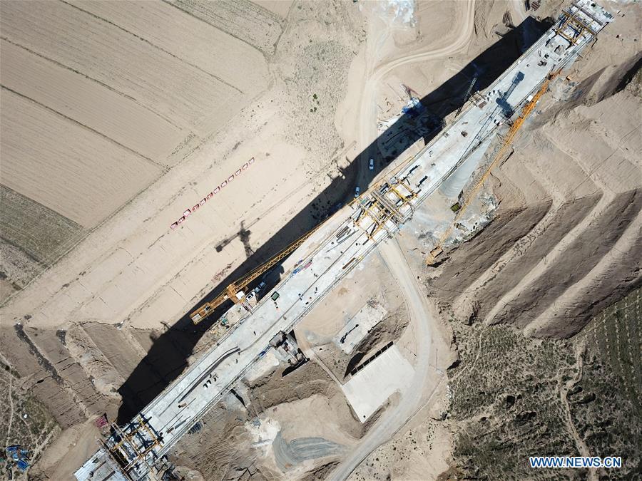 In this aerial photo taken on June 23, 2018, workers construct a bridge in the Gansu-Ningxia section of the Yinchuan-Xi\'an high-speed railway in northwest China\'s Ningxia Hui Autonomous Region. The 617-kilometer high-speed railway is scheduled to start operation by the end of 2020 with a design speed of 250 kilometers per hour. (Xinhua/Hou Dongtao)