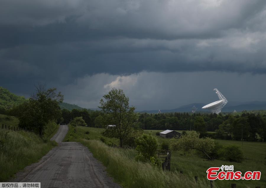 The Green Bank Telescope rises above the trees in Green Bank, West Virginia on May 28, 2018. Green Bank is part of the US Radio Quiet Zone, where wireless telecommunications signals are banned to prevent transmissions interfering with a number of radio telescopes in the area. The largest steerable telescope in the world, the Green Bank Telescope, enables scientists to listen to low-level signals from different places in the universe. (Photo/Agencies)