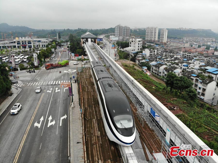 An elevated railway track is under test in Guang\'an City, Southwest China’s Sichuan Province. The 8.49-kilometer-long line can transport up to 30,000 people per hour at a maximum speed of 80 kilometers an hour. The system is an effective way to address traffic jams in small and medium-sized cities. The elevated railway track is easier and quicker to build, at a cost of one fourth of building a subway line. (Photo: China News Service/Zhang Lang)