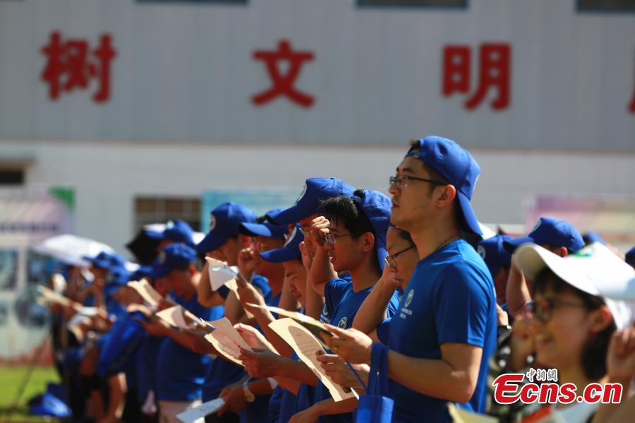 Participants learn about drugs in an event to mark the International Day Against Drug Abuse and Illicit Trafficking in Liuzhou City, South China’s Guangxi Zhuang Autonomous Region, June 26, 2018. Over 4,000 people participated the event. (Photo: China News Service/Zhu Liurong)