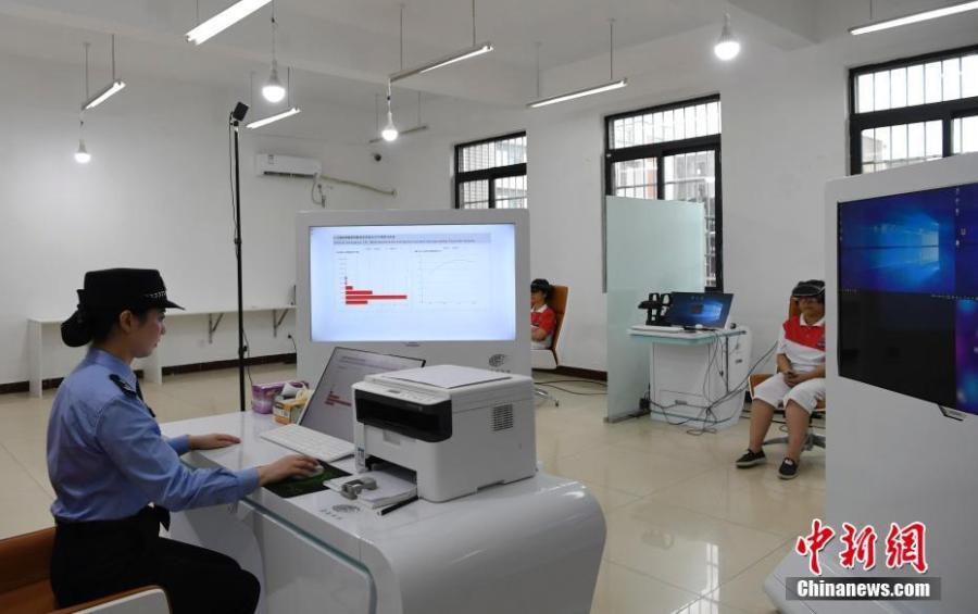 A drug abuser receives artificial reality-aided treatment at the Women\'s Drug Rehabilitation Center of Sichuan Province on June 26, 2018. The center has combined AR technology with cognitive behavioral therapy to help drug abusers abstain from drug use. (Photo: China News Service/An Yuan)