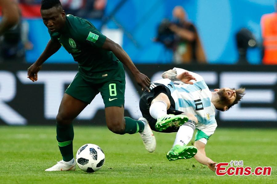 Argentina\'s Lionel Messi falls during the World Cup match between Nigeria and Argentina in Saint Petersburg Stadium, Saint Petersburg, Russia, June 26, 2018. (Photo: China News Service/Fu Tian)